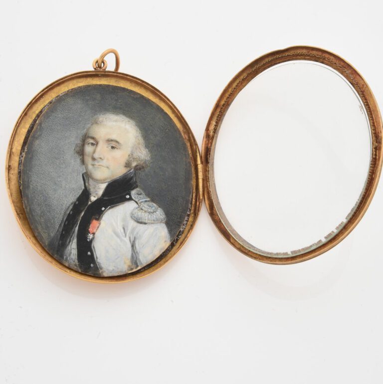 Ecole française du XIXe siècle - Portrait d'officier - Pendentif médaillon oval…