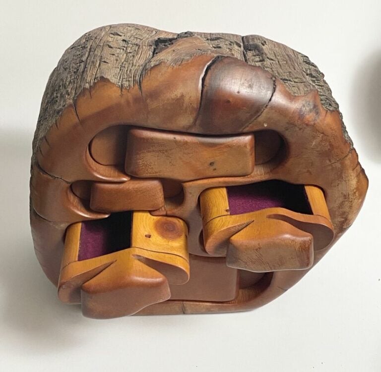 Elément en forme de tronc d'arbre, en bois sculpté, présentant 6 compartiments/…