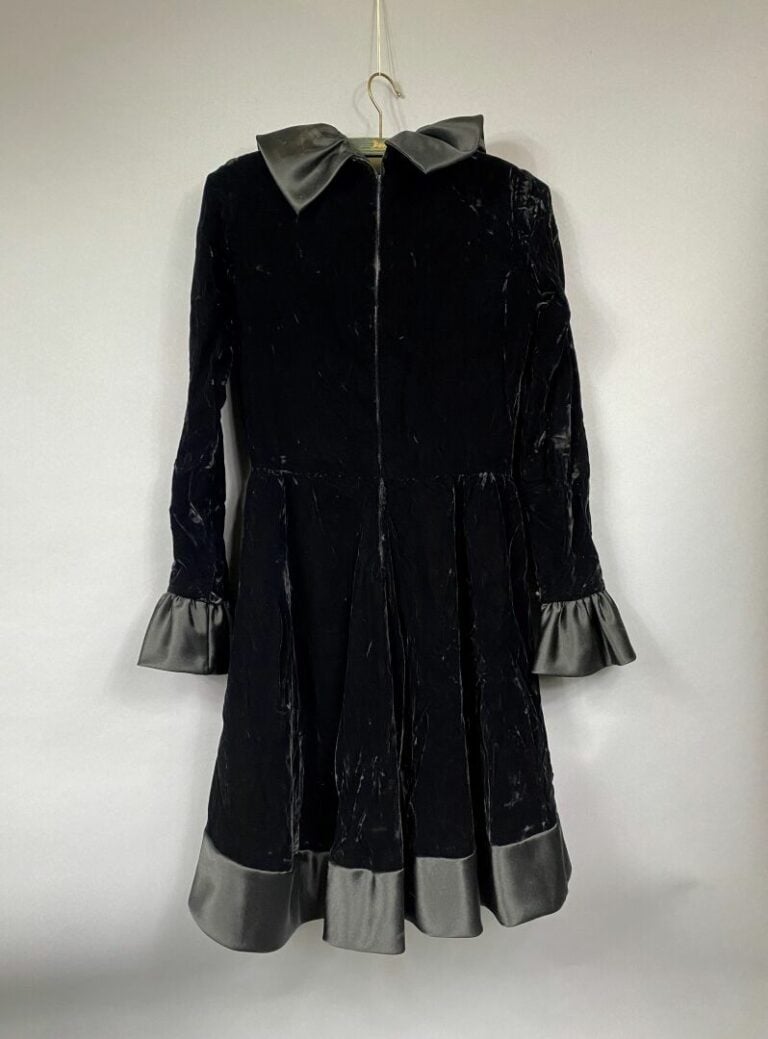 Eliane Couture Nice - Robe en velours noir, col et poignets satinés - Taille 36…