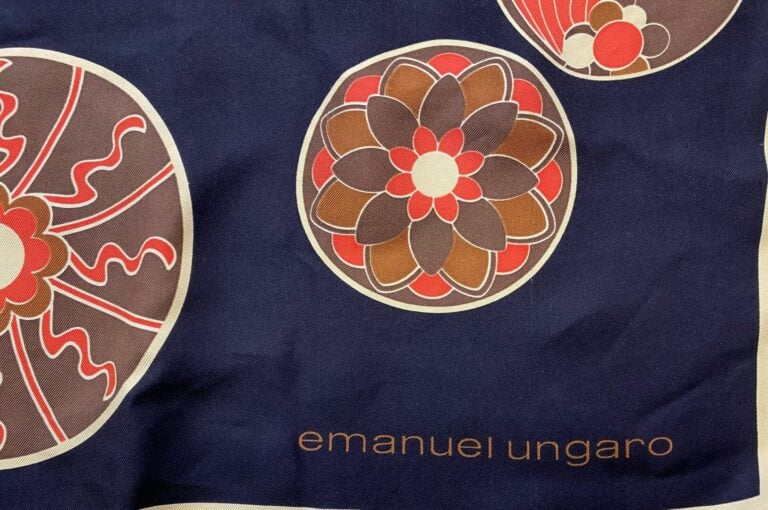 Emmanuel UNGARO - Carré en soie à motifs sur fond noir - (fil tiré)