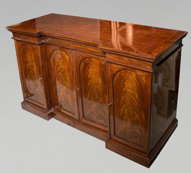 Ensemble de mobilier de salle à manger en acajou et placage d'acajou de style a…