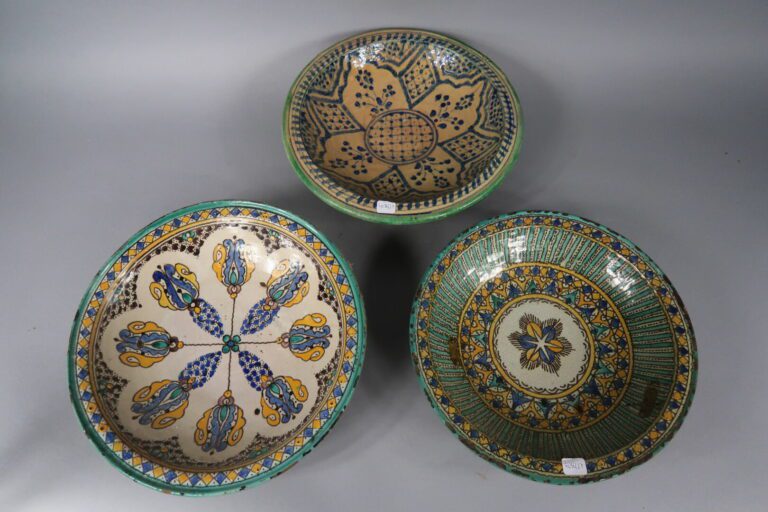 FES - Lot de céramiques à décor de motifs stylisés polychromes comprenant cinq…