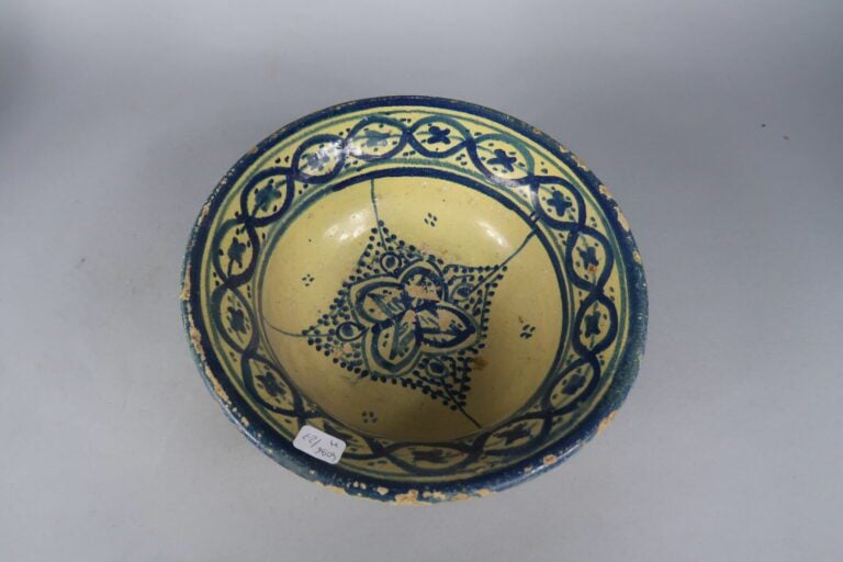 FES - Lot de céramiques à décor de motifs stylisés polychromes comprenant cinq…