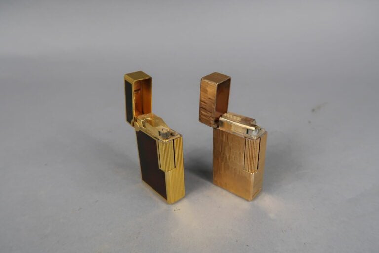 FLAMINAIRE Paris et VINCI - Lot de deux briquets en métal doré guilloché et laq…