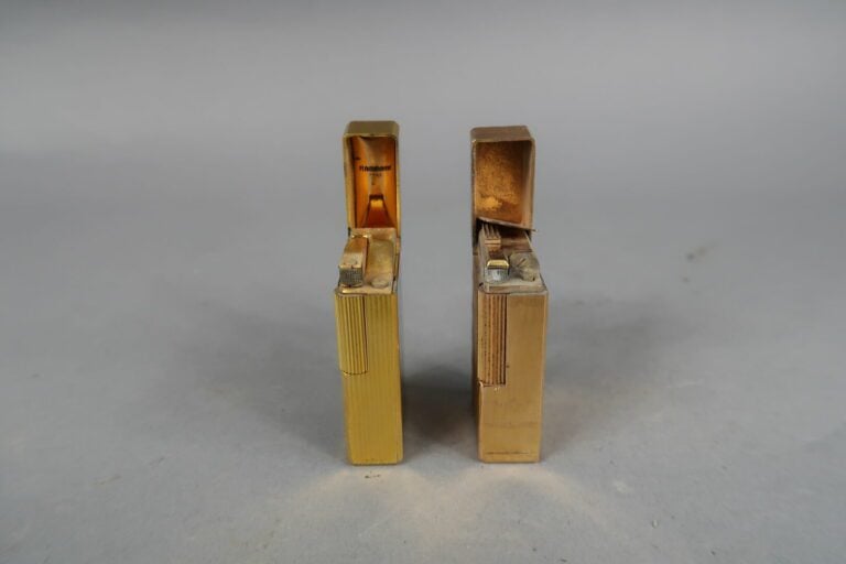 FLAMINAIRE Paris et VINCI - Lot de deux briquets en métal doré guilloché et laq…