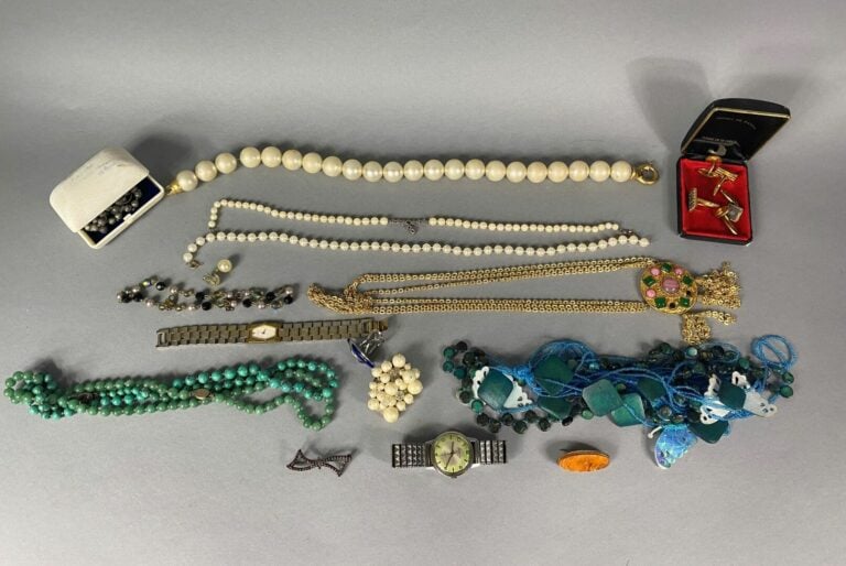 Fort lot de bijoux fantaisie divers en métal dont broches, boutons de manchette…
