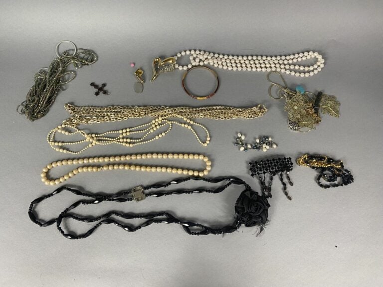 Fort lot de bijoux fantaisie divers en métal dont broches, boutons de manchette…