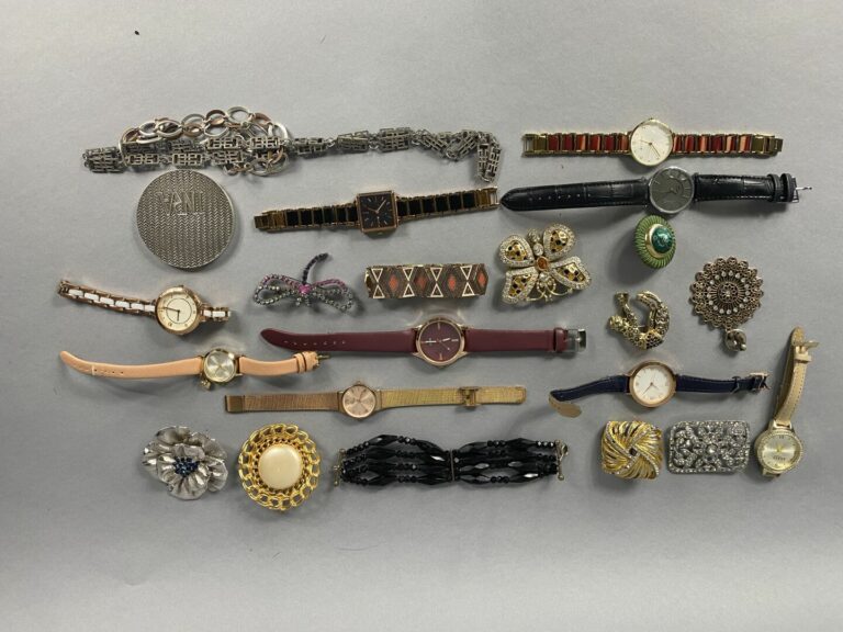 Fort lot de bijoux fantaisie divers en métal dont broches, boutons de manchette…
