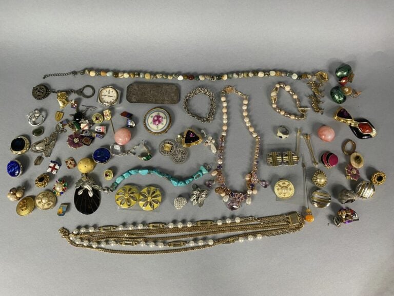 Fort lot de bijoux fantaisie en métal et composition dont colliers, sautoirs, b…