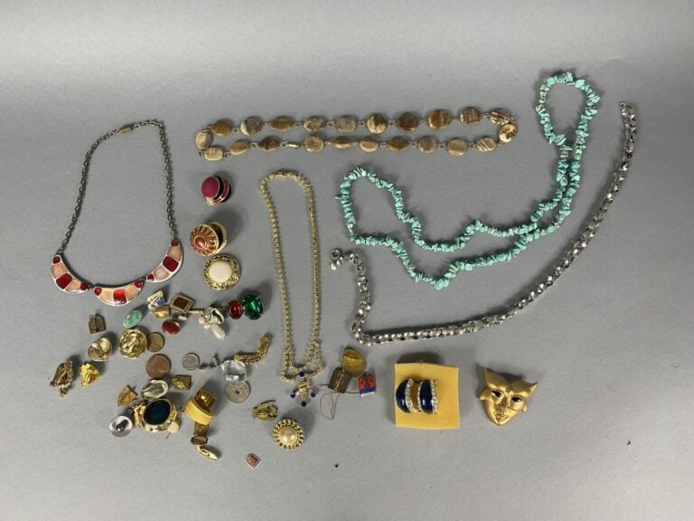Fort lot de bijoux fantaisie en métal et composition dont colliers, sautoirs, b…