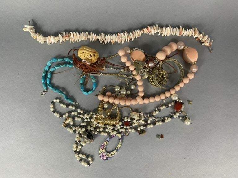 Fort lot de bijoux fantaisie en métal et composition dont colliers, sautoirs, b…
