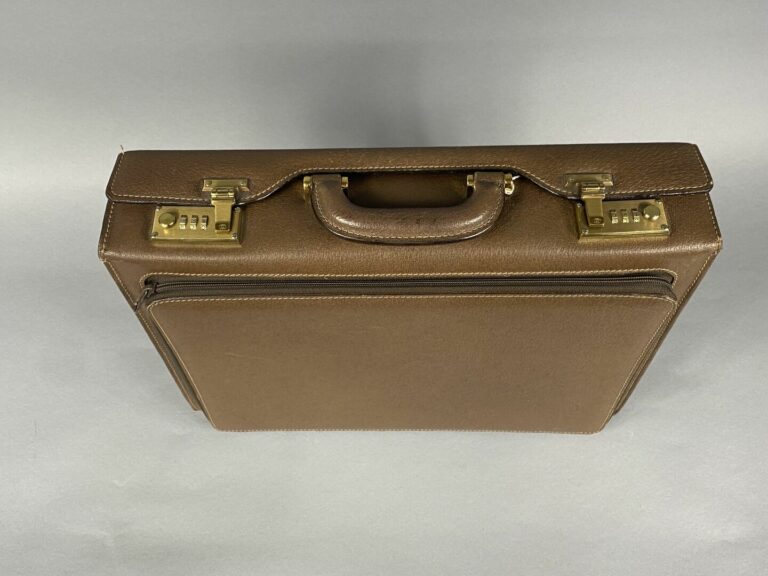 GUCCI - Attaché-case en cuir grainé marron - 11 x 42 x 30 cm - Vers 1980