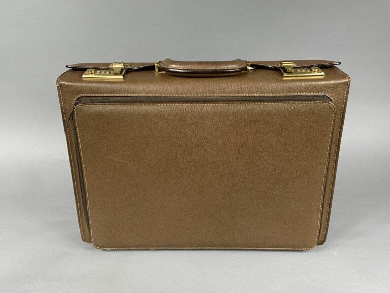 GUCCI - Attaché-case en cuir grainé marron - 11 x 42 x 30 cm - Vers 1980