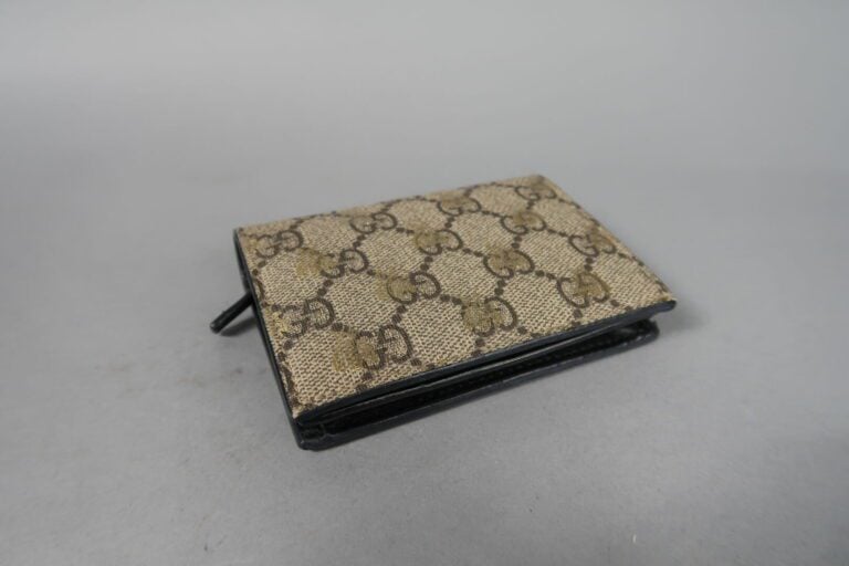 GUCCI - Portefeuille en cuir lisse noir et toile siglée à motifs dorés d'abeill…