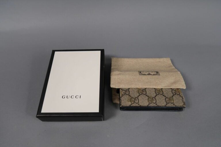 GUCCI - Portefeuille en cuir lisse noir et toile siglée à motifs dorés d'abeill…
