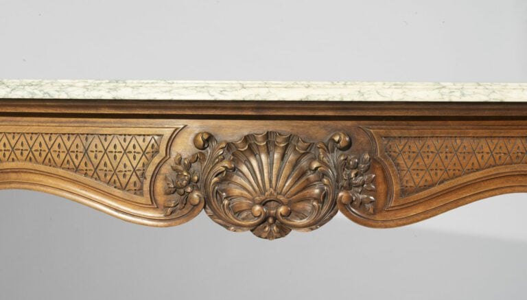 Grande console en bois naturel sculpté de coquilles et feuilles d'acanthe sur f…