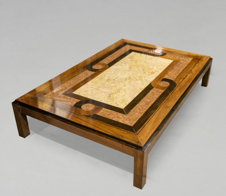 Grande table basse de forme rectangulaire à décor incrusté de bois et de marbre…
