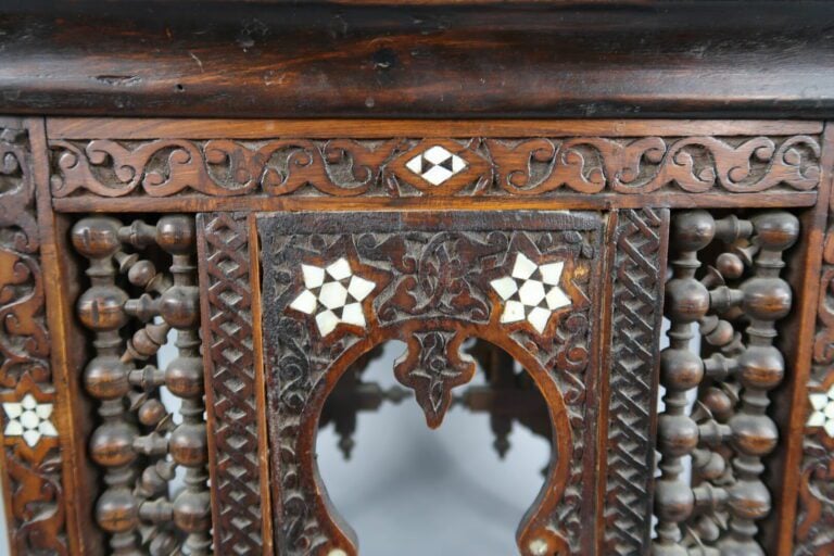 Guéridon à section carrée en bois mouluré et sculpté à décor d'étoiles, incrust…