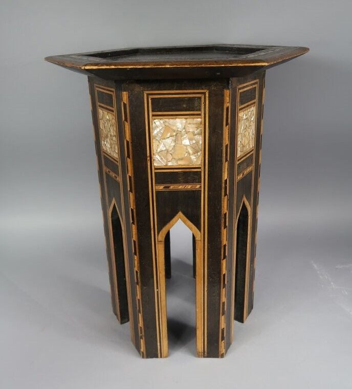 Guéridon de forme hexagonale en bois exotique à décor de filets alternés marque…