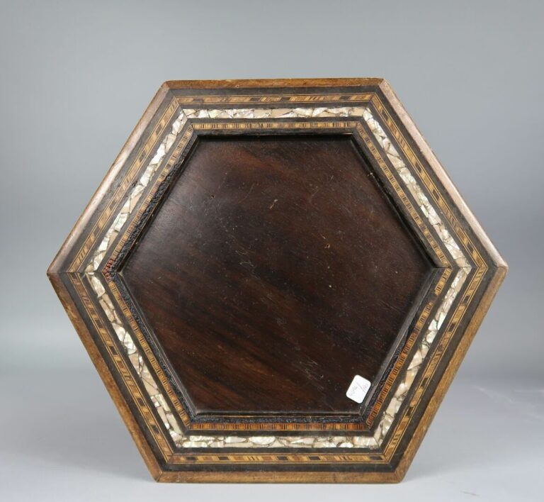Guéridon de forme hexagonale en bois exotique à décor de filets alternés marque…
