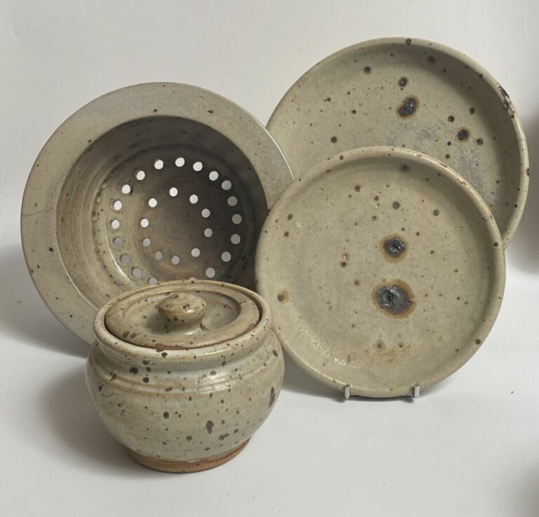 Gustave TIFFOCHE (1930 - 2011) - Lot comprenant deux assiettes un pot couvert e…