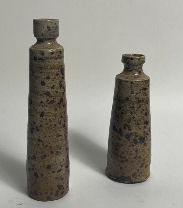 Gustave TIFFOCHE (1930 - 2011) - Suite de deux petits vases bouteilles en grès…