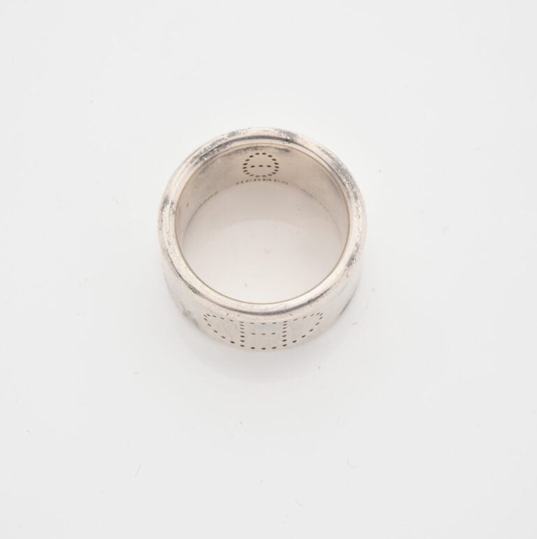 HERMES - Bague bandeau en argent (925) à motif de "H" en pointillé - Signée et…