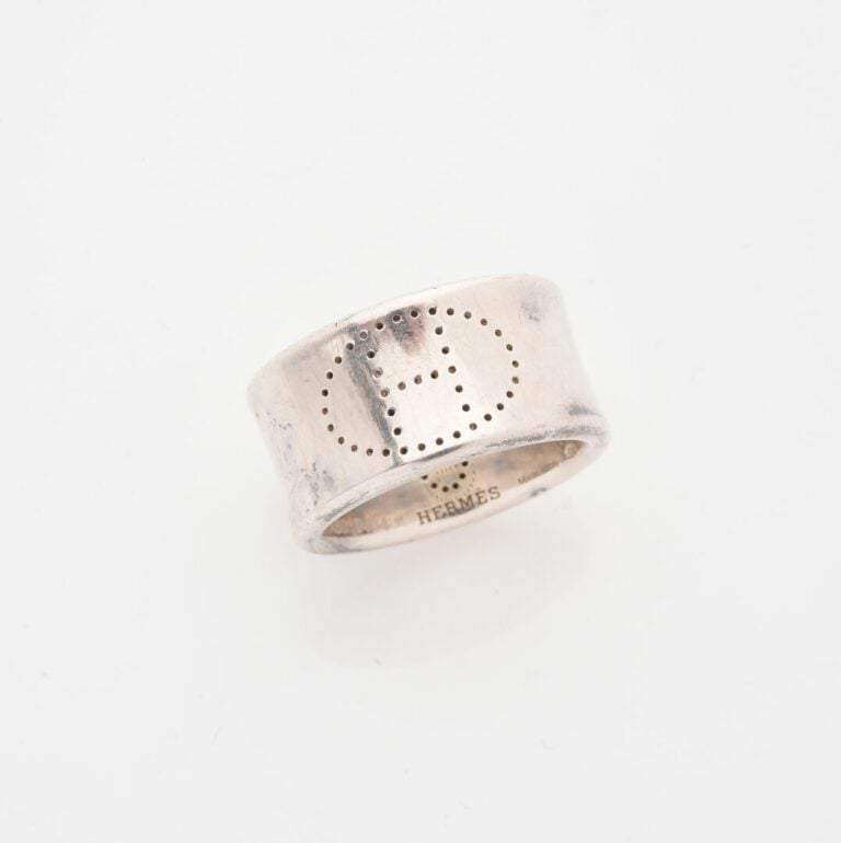 HERMES - Bague bandeau en argent (925) à motif de "H" en pointillé - Signée et…