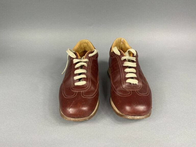HERMES - Paire de baskets à lacets "Quick" en cuir bordeaux à surpiqures blanch…