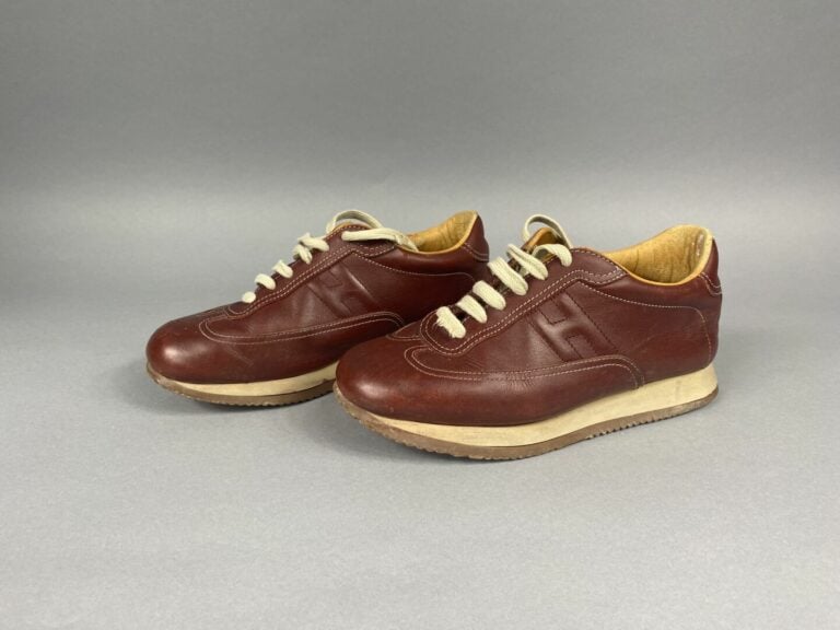 HERMES - Paire de baskets à lacets "Quick" en cuir bordeaux à surpiqures blanch…