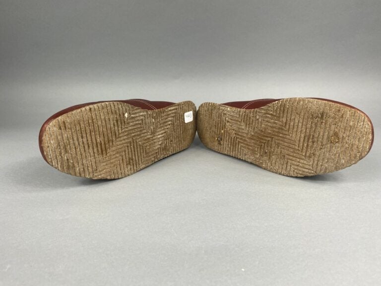 HERMES - Paire de baskets à lacets "Quick" en cuir bordeaux à surpiqures blanch…