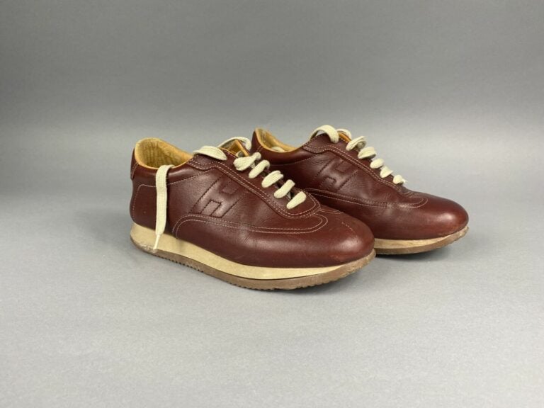 HERMES - Paire de baskets à lacets "Quick" en cuir bordeaux à surpiqures blanch…