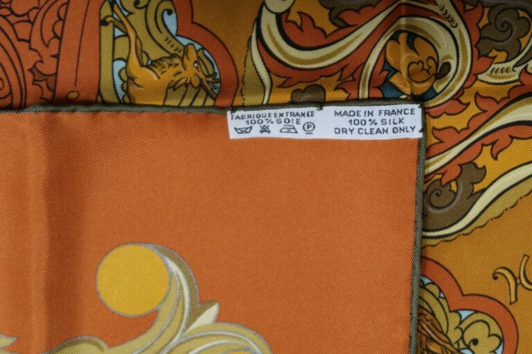 HERMES Paris - "Animaux solaires" - Carré en twill de soie à décor imprimé sur…