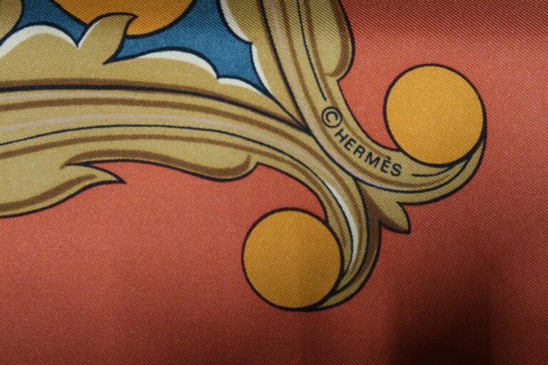 HERMES Paris - "Animaux solaires" - Carré en twill de soie à décor imprimé sur…