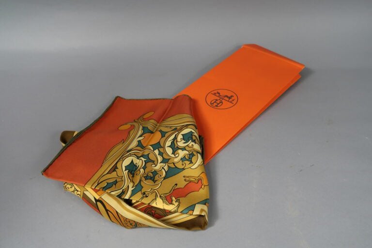HERMES Paris - "Animaux solaires" - Carré en twill de soie à décor imprimé sur…