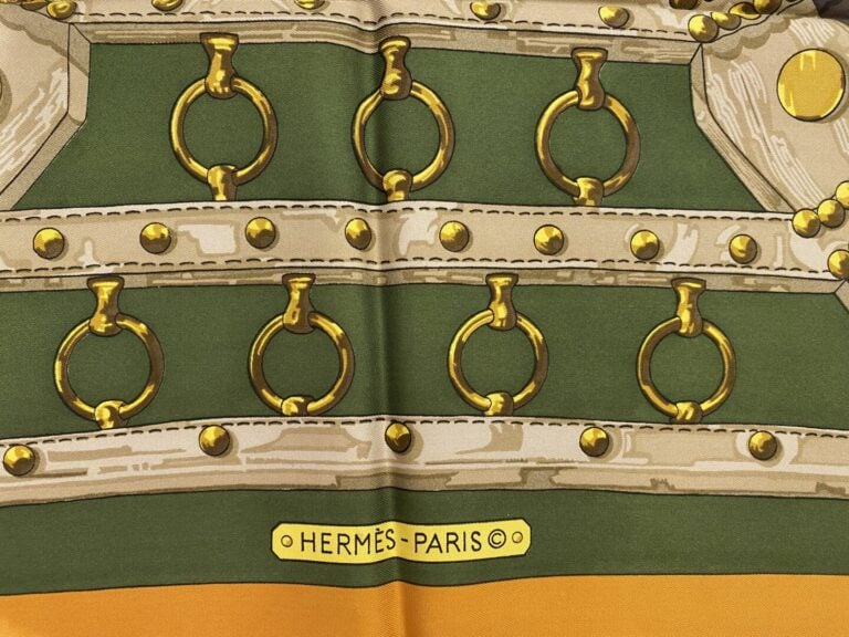 HERMES Paris - "Aux champs" - Carré en twille de soie à décor imprimé sur fond…