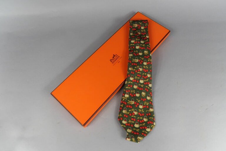 HERMES Paris - Cravate en soie à motif de cerises et paniers - Avec boîte de la…