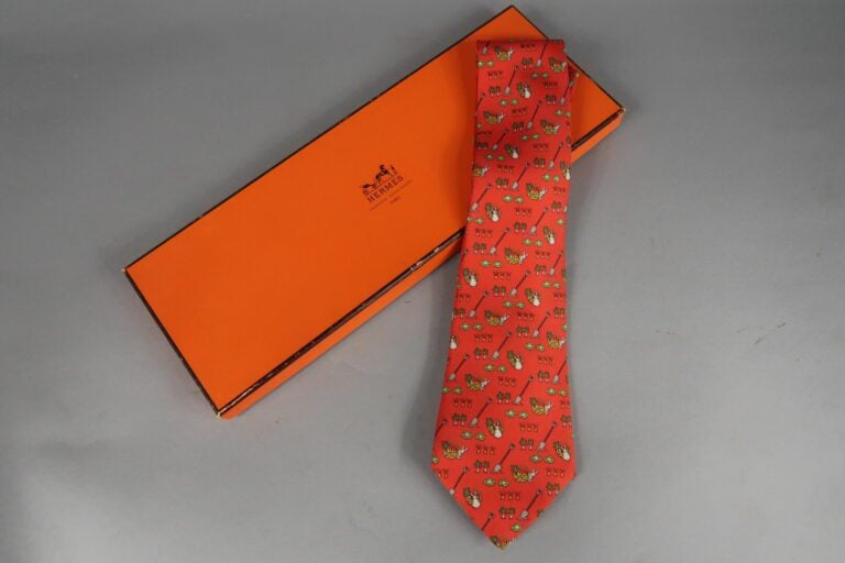 HERMES Paris - Cravate en soie à motif de lapins et panier de légumes - Avec bo…