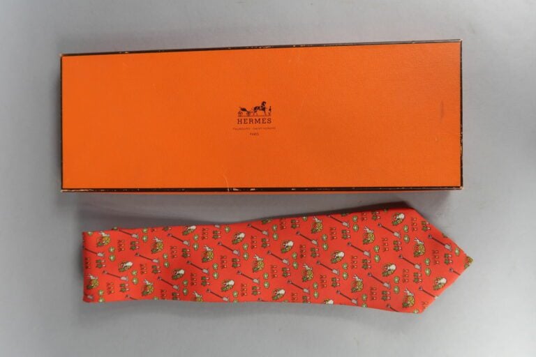 HERMES Paris - Cravate en soie à motif de lapins et panier de légumes - Avec bo…