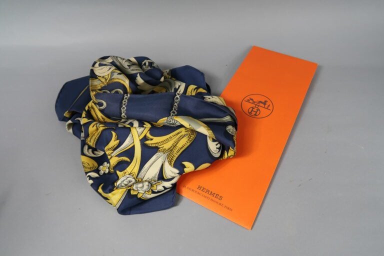 HERMES Paris - "Le mors : A La conétable" - Carré en twill de soie à décor impr…
