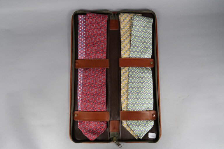 HERMES Paris - Lot de quatre cravates en soie à motifs divers - Présenté dans u…