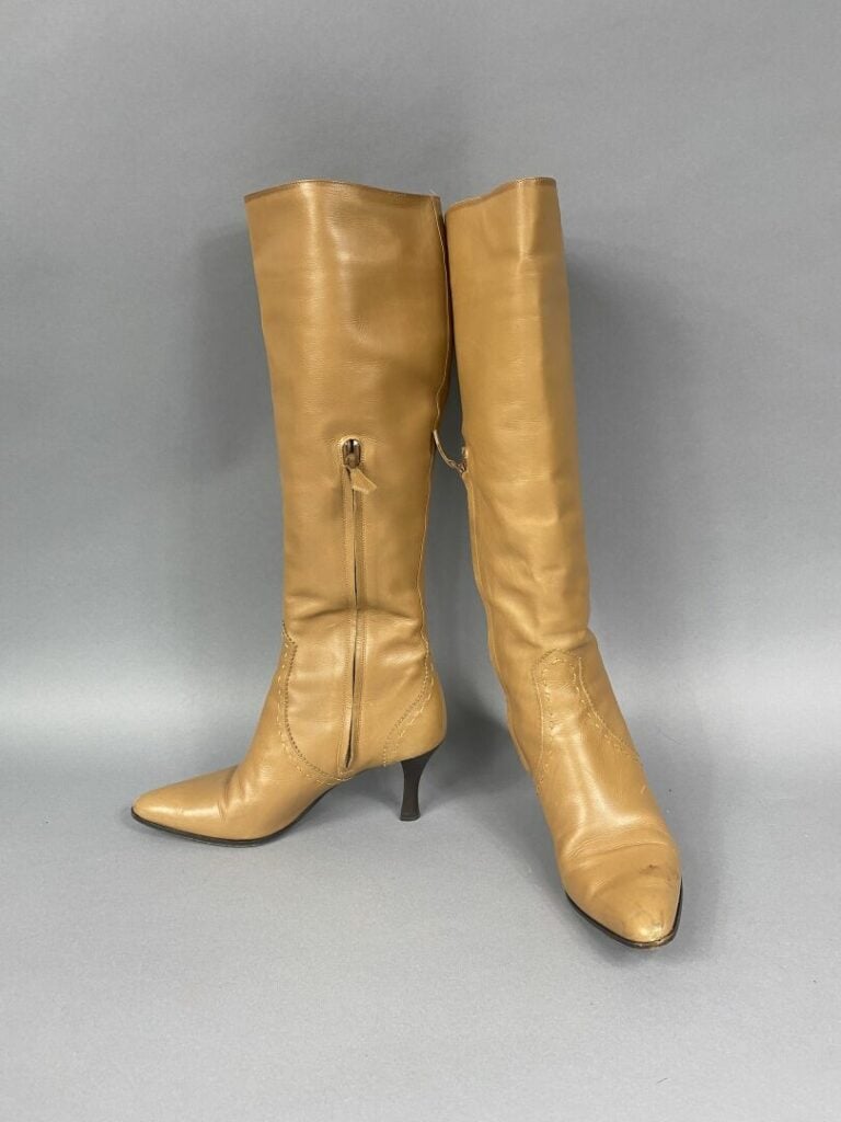 HERMES Paris - Paire de bottes à talon en cuir d'agneau beige à surpiqûres, fer…