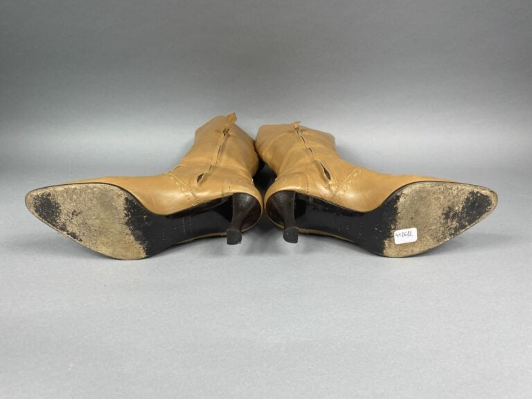 HERMES Paris - Paire de bottes à talon en cuir d'agneau beige à surpiqûres, fer…