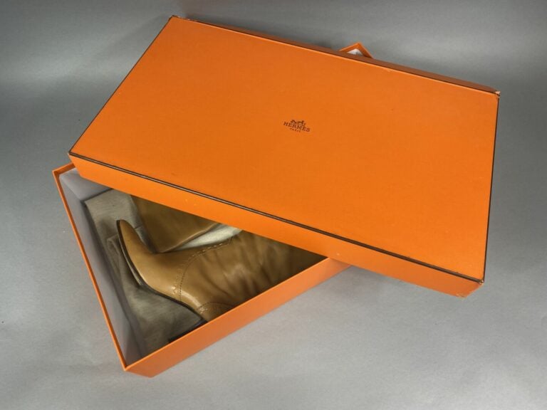 HERMES Paris - Paire de bottes à talon en cuir d'agneau beige à surpiqûres, fer…