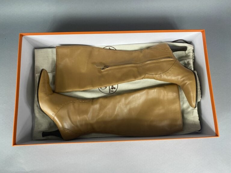 HERMES Paris - Paire de bottes à talon en cuir d'agneau beige à surpiqûres, fer…