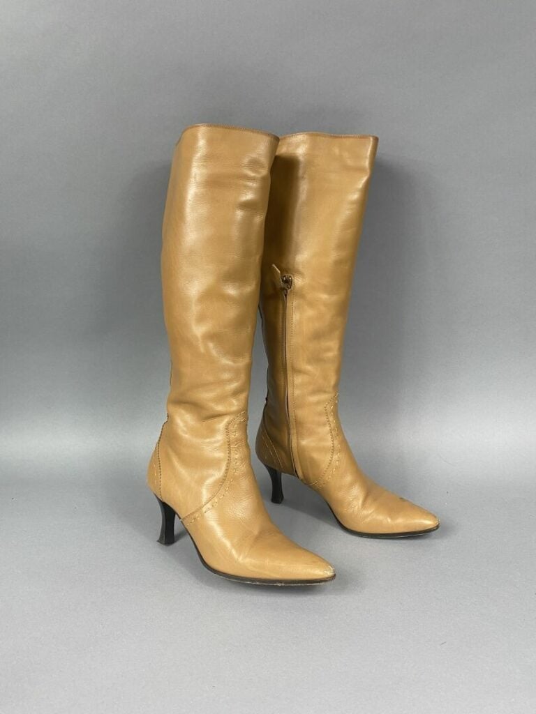 HERMES Paris - Paire de bottes à talon en cuir d'agneau beige à surpiqûres, fer…