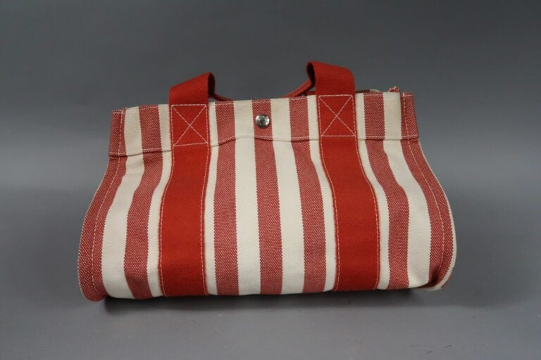 HERMES Paris - Sac Cannes en toile rayée blanche et brique, fermeture par bouto…
