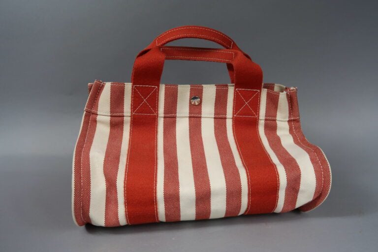 HERMES Paris - Sac Cannes en toile rayée blanche et brique, fermeture par bouto…