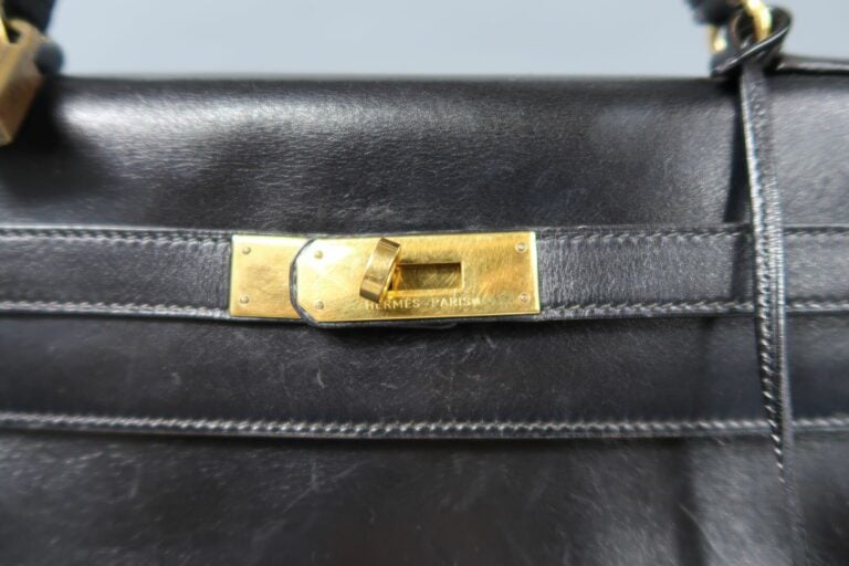 HERMES - Sac «Kelly retourné» 32cm en box noir, attributs dorés, clefs, clochet…