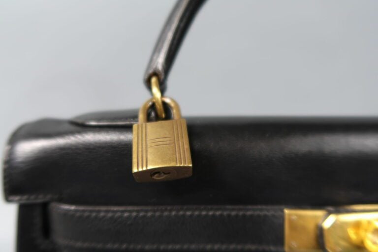 HERMES - Sac «Kelly retourné» 32cm en box noir, attributs dorés, clefs, clochet…